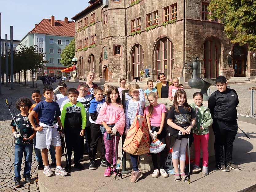 Klasse 4c der Staatlichen Grundschule „Bertolt Brecht“ beim Müllsammeln in der Innenstadt (Foto: Stadtverwaltung Nordhausen)