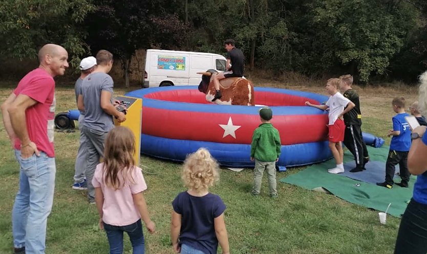 Mutige konnten sich beim Bullenreiten beweisen (Foto: Alice Mattauch)