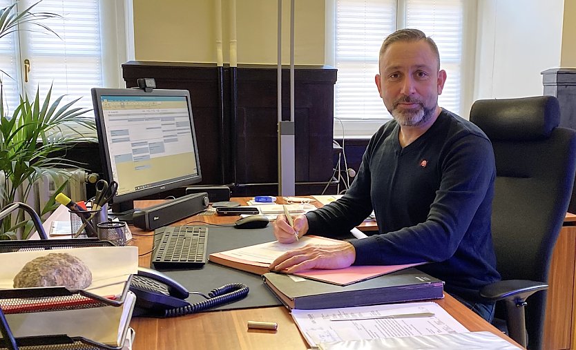 Matthias Reinz an seinem Schreibtisch in Bad Langensalzas Rathaus (Foto: oas)