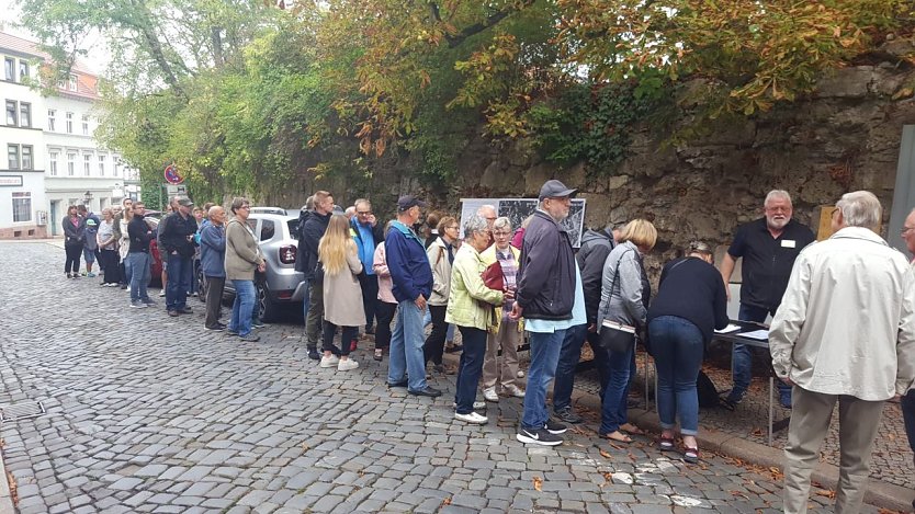 Vor dem Eingang zum Splitterschutzgraben unter dem Spendekirchhof bildeten sich am Sonntag teils lange Schlangen (Foto: M. Garke)