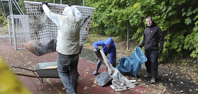 Sportplatz im Borntal wurde durch viele fleißige Hände vom Unrat befreit (Foto: Susanne Staderemann)