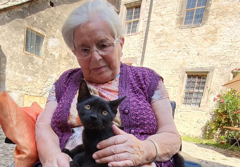 Schnurriger Besuch in der Tagespflege Barbarossagarten (Foto: Karina Krausholz)