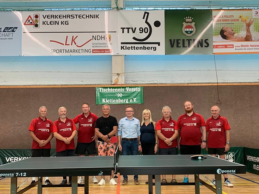 Der TTV Klettenberg, vertreten durch den Vorstandsvorsitzenden Jan Fliegel (5 v.l.), bedankt sich bei Sponsor Hans- Werner Klein, Inhaber der „Verkehrstechnik Klein KG“ (4 v.l.) (Foto: TTV Klettenberg)