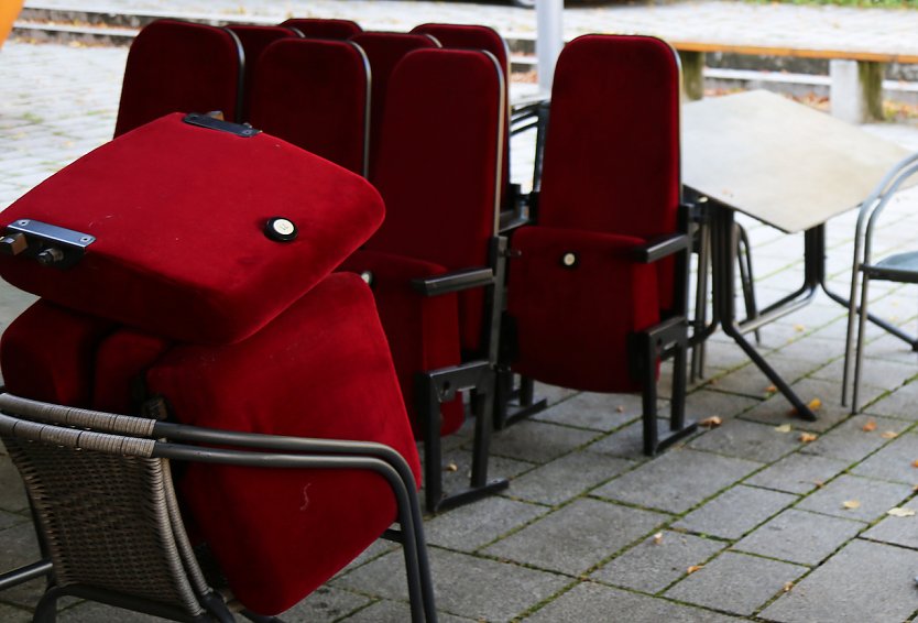 Gingen weg wie warme Semmeln: Theaterstühle (Foto: TNLOS)