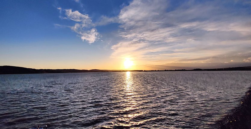 Sonnenuntergang über dem Stausee Klebra (Foto: Peter Blei)