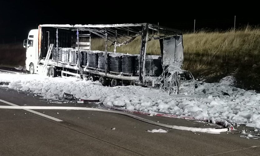 Die beiden ausgebrannten Fahrzeuge (Foto: Autobahnpolizei)