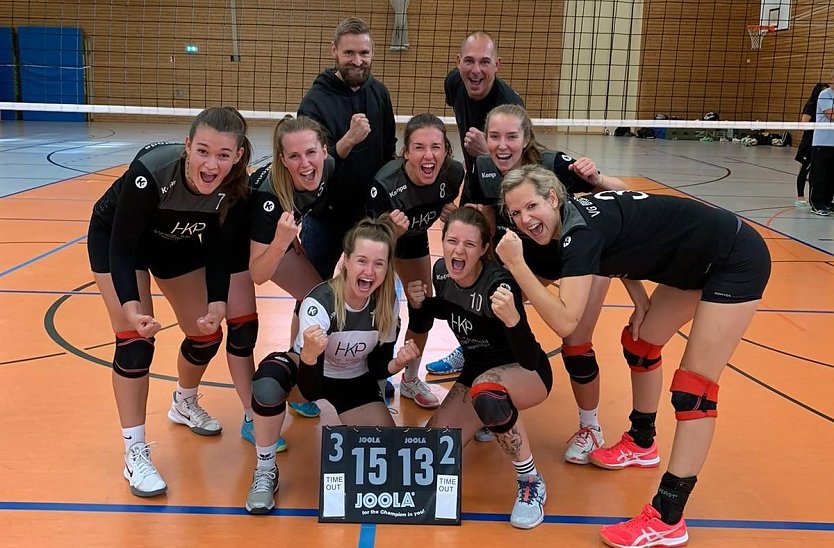 Die Volleyballerinnen nach ihrem Sieg in Erfurt (Foto: Johanna Kretzschmar)