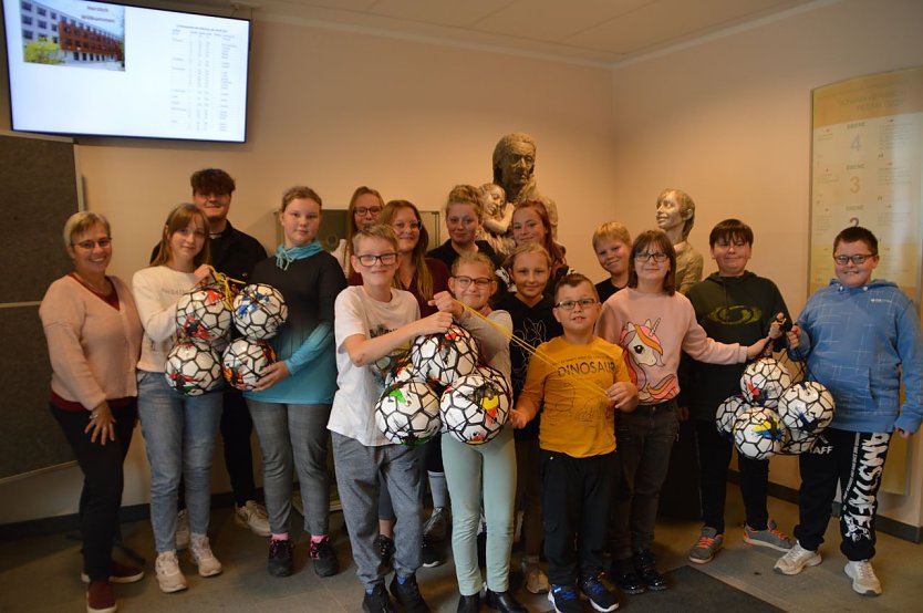 Über einhundert neue Bälle gab es für die Schülerinnen und Schüler des Förderzentrums Pestalozzi (Foto: FÖZ-JHP)