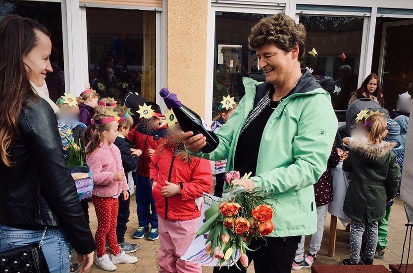 Glückwünsche und Geschenke von Groß und Klein zum 60. Geburtstag (Foto: Montessori-Kinderhaus)
