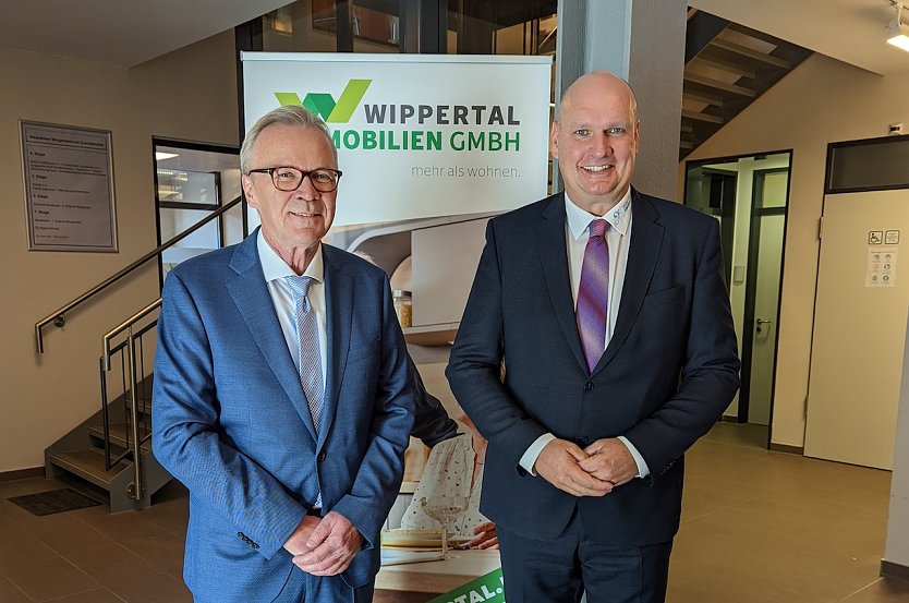 Bürgermeister Steffen Grimm (re.) dankte Eckhard Wehmeier (li.) für die gute Zusammenarbeit zwischen der Stadt Sondershausen und der Wippertal Wohnungsbau- und Grundstücksgesellschaft (Foto: Janine Skara)