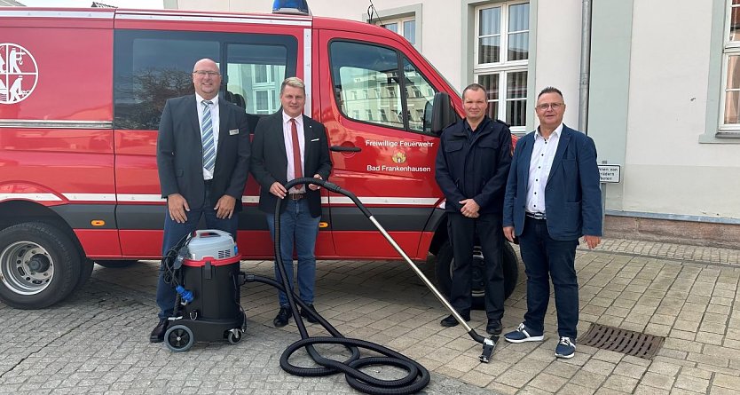 Bürgermeister Matthias Strejc (2.vl.) bei der Übergabe des Wasser- und Schlammsaugers an die Stadt Bad Frankenhausen (Foto: Stadtverwaltung Bad Frankenhausen)