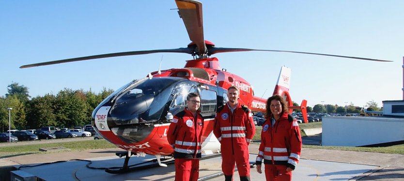 Christoph 37 und seine heutige Crew - Notarzt Patrick Heinrici, Notfallsanitäterin Sandra Reich und Pilot Dominique Kranich (Foto: agl)