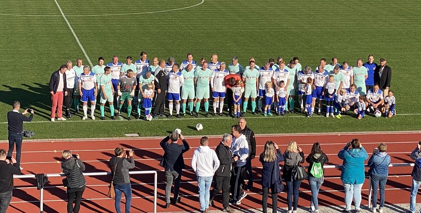 Fotoshhooting mit regionalen und nationalen Fußballstars vor dem Spiel (Foto: oas)