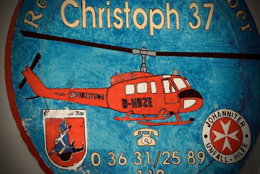 Der erste "Christoph 37" war eine leuchtend orangefarbene Bell UH-1D die damals noch mit der Besatzung der Johanniter-Unfall-Hilfe flog (Foto: agl)