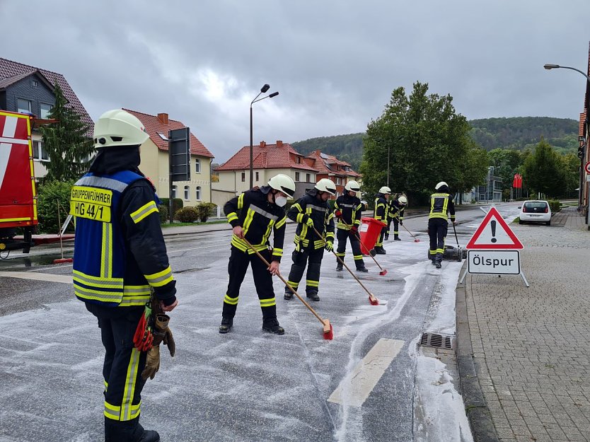 Die Feuerwehr beseitigt eine Ölspur (Foto: Feuerwehr Heiligenstadt)