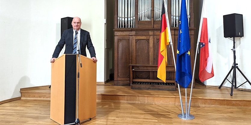 Bürgermeister Steffen Grimm eröffnete den Festakt zum Tag der Deutschen Einheit im Carl-Schroeder-Saal. (Foto: Janine Skara)