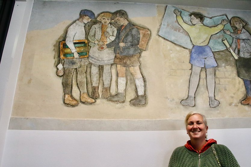 Ein Stück Geschichte hat man erhalten - Restauratorin Suzy Hesse konnte die Wandbilder aus DDR-Tagen retten (Foto: agl)