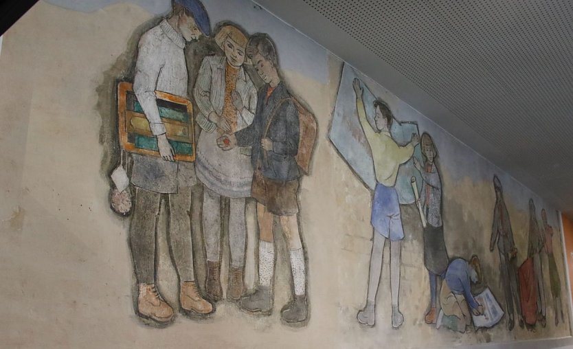 Abgenommen, aufgefrischt und aufgetragen - am Bleicheröder Schillergymnasium konnten die Wandbilder erhalten bleiben (Foto: agl)