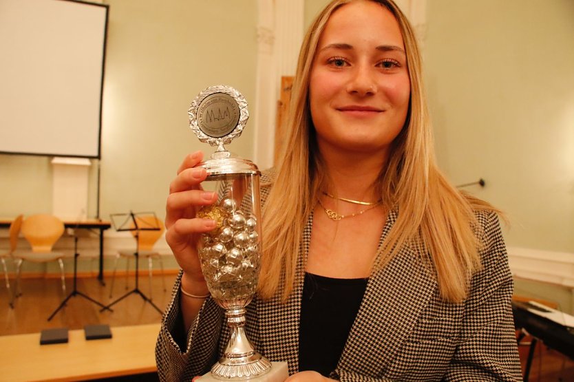 Für Chantal Rimke gab es in bei der U18 EM in Jerusalem Silber und bei der Sportass-Ehrung in Nordhausen einen Pokal (Foto: agl)