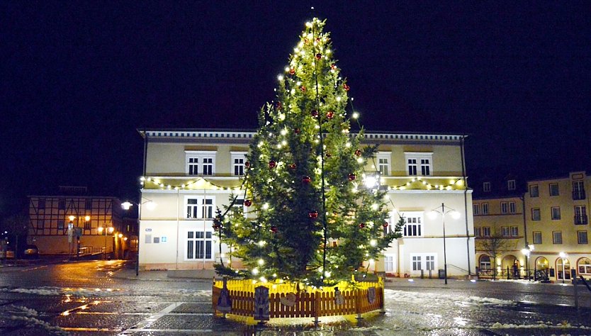 Weihnachtsbaum auf dem Sondershäuser Marktplatz (Archiv) (Foto: Stadtverwaltung Sondershausen)