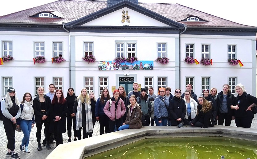 Thüringer Berufsschüler besuchten Bad Frankenhausen und seine Sehenswürdigkeiten. Zum Abschluss ihrer Exkursion versammelten sie sich vor dem Rathaus (Foto: Peter Keßler)