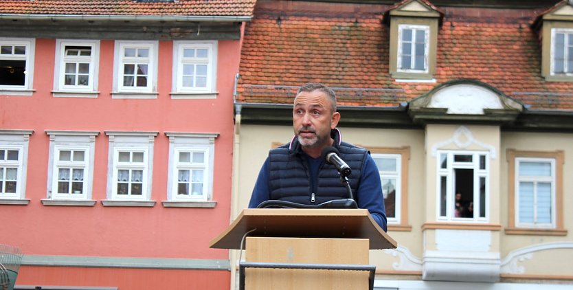 Matthias Reinz auf der Kundgebung im September vor dem Rathaus (Foto: oas)