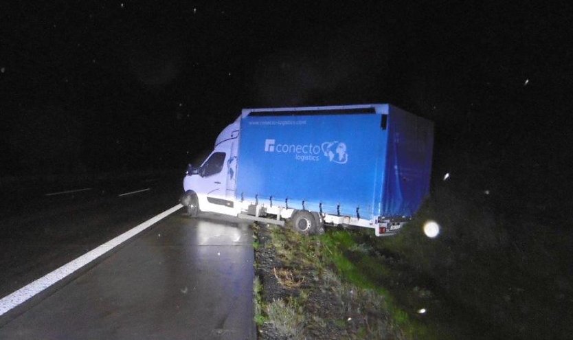 Verunfallter Kleinttransporter mit schlafendem Fahrer (Foto: Autobahnpolizei)