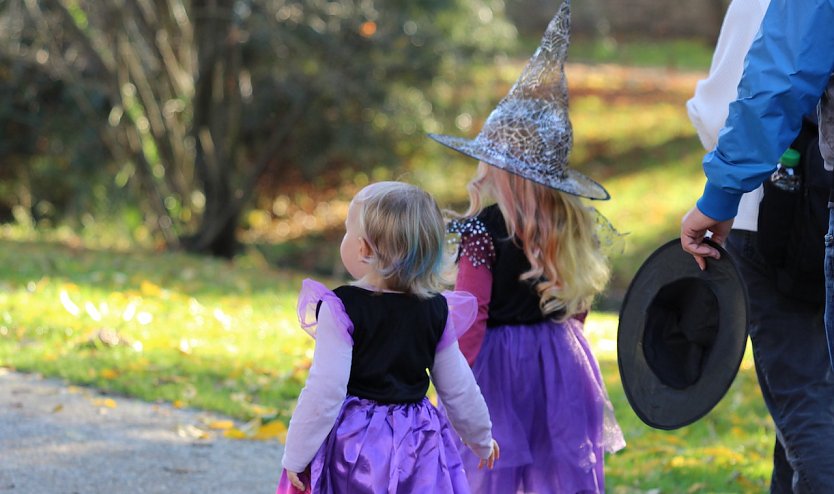 Kleine Hexen auf dem Weg zu ihrer Show (Foto: Eva Maria Wiegand)