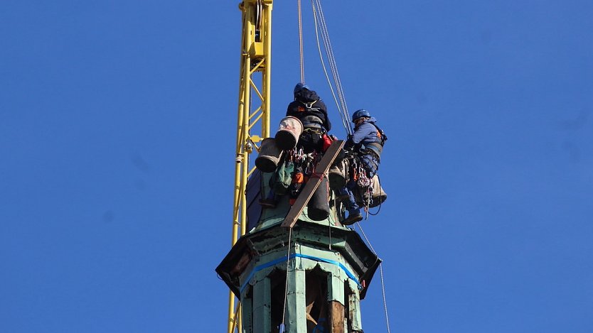Eine Kasseler Spezialfirma sicherte im letzten Oktober die Turmspitze der Bad Langensalzaer Marktkirche (Foto: oas)