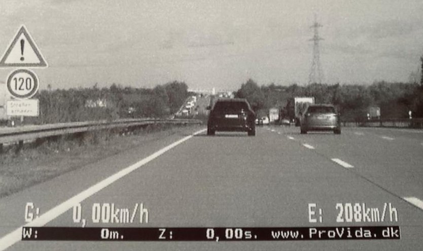 Messfoto mit der Geschwindigkeitsangabe des Fahrzeugs (Foto: Autobahnpolizei)