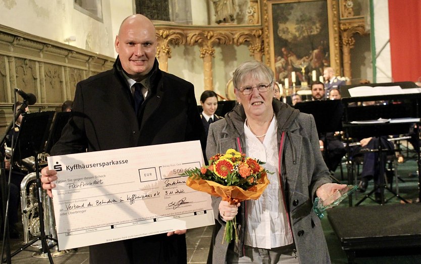Bürgermeister Steffen Grimm (li) überreichte Heidi Meister (re.) vom Verband der Behinderten den Ehrenamtspreis 2022 (Foto: Eva Maria Wiegand)