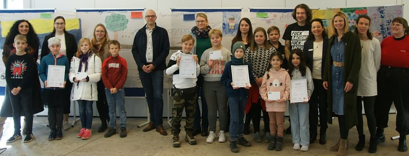 An der Ausstellung in der Bibliothek beteiligten sich sechs Grundschulen (Foto: Jugendsozialwerk)