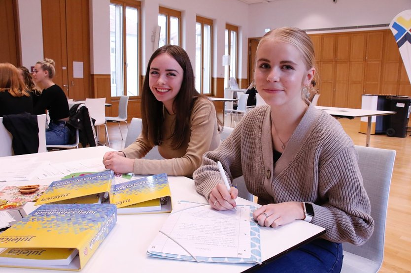 Ida und Hermine waren gestern in der Stadtbibliothek auf der Suche nach externen Fachbetreuern für ihre Seminarfacharbeit (Foto: agl)