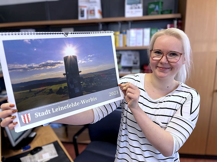 Stadtmitarbeiterin Michelle Enge mit dem neuen Jahreskalender 2023, der ab sofort in den Bürgerbüros erhältlich ist.  (Foto: René Weißbach)