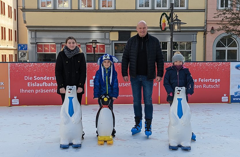 Bürgermeister Steffen Grimm eröffnete gemeinsam mit Maxi Louise, ihrem Bruder Max Friedrich und mit Lisanne die Eisbahn vor dem Rathaus (Foto: Janina Skara)
