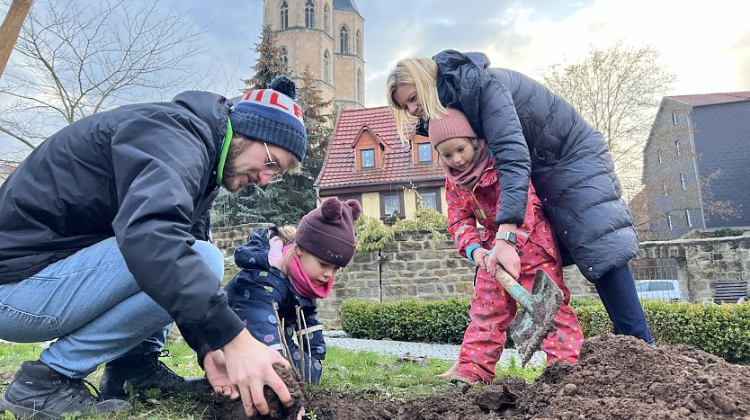 Auch Bürgermeisterin Alexandra Rieger hilft beim Pflanzen (Foto: Stadtverwaltung Nordhausen)