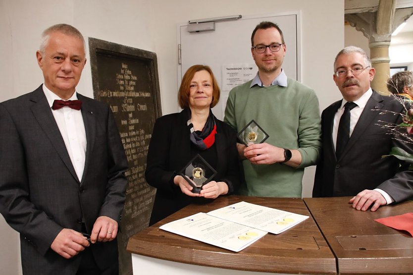 v.l.: Präses Dr. Uwe Krieger, die Preisträger Conny Heise und Michael Goos, Superintendent Andreas Schwarz (Foto: agl)