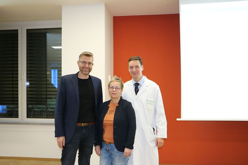 v.l.n.r.: Mario Gießler, Mona Eisenschmidt und Oberarzt Dr. med. Albrecht Gollesch (Foto: Südharz-Klinikum)