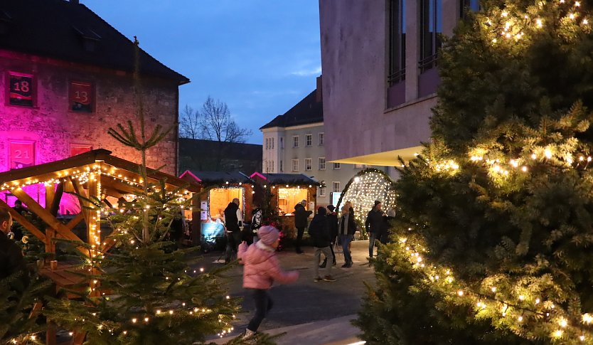 Am Rathaus werden wieder Kalendertürchen geöffnet (Foto: Stadtverwaltung Nordhausen)