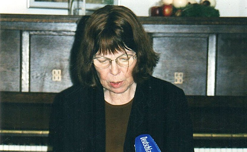 Sarah Kirsch liest in ihrem Geburtshaus zur Eröffnung 2002 (Foto: H.Kneffel)