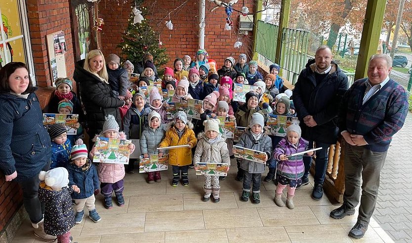 Übergabe der Weihnachtskalender von SEM Schneider Elementebau GmbH an die Kindergarten (Foto: Nadine Winkel)