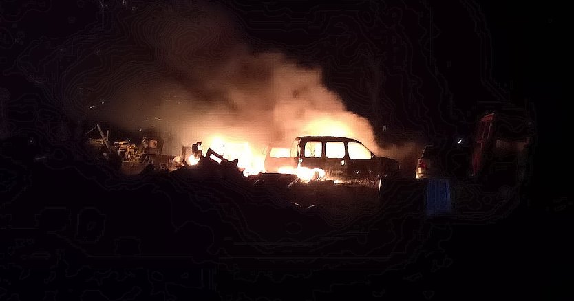 Insgesamt 5 brennende Autos und ein Ermittlungsverfahren wegen Brandstiftung waren das Resultat eines Einsatzes gestern Abend in Feldengel (Foto: Silvio Dietzel)