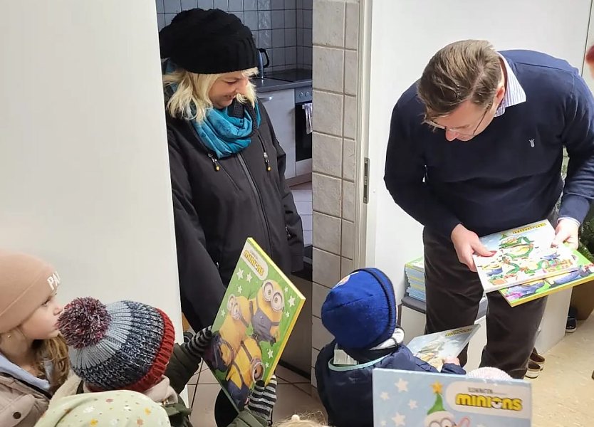 Landtagsabgeordneter Stefan Schard (CDU) tourte mit Weihnachtskalendern durch den Kyffhäuserkreis und beschenkte die KIndergartenkinder (Foto: S.Schard)