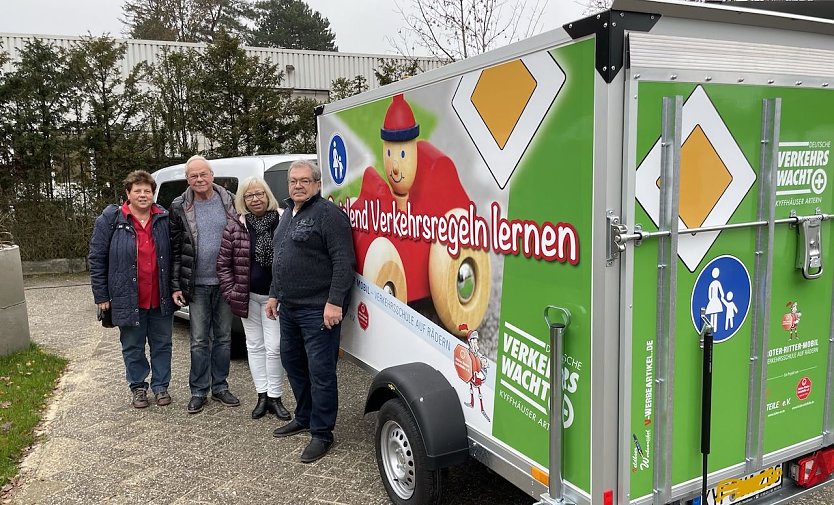 Die Kyffhäuser-Verkehrswacht Artern bekam von der Deutschen Kinderunfallhilfe und dem Verein TEILEN ein "Rote-Ritter-Mobil" überreicht (Foto: Gudrun Holbe)