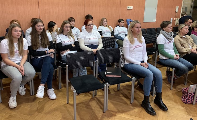 Die Jugendlichen vom Beteiligungsprojekt "Jugend entscheidet" brachten gut vorbereitete Beschlussvorlagen in die 29. Stadtratssitzung der Stadt Sondershausen ein (Foto: Eva Maria Wiegand)