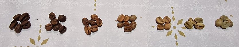 Von rechts nach links: Vom Rohkaffee zur fertig gerösteten Bohne (Foto: nnz)