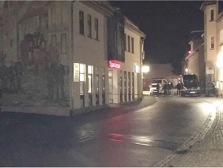Nach einer Attacke auf einen Geldautomaten sucht die Polizei Zeugen (Foto: FeuerwehrBottendorf/S. Dietzel)
