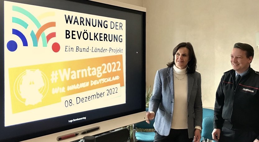 v.l. Landrätin Antje Hochwind-Schneider und Kreisbrandinspektor Jonas Weller informieren über den Bundesweiten Warntag 2022 (Foto: Eva Maria Wiegand)
