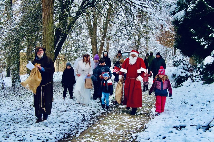 Mit Mönch, Engel und Weihnachtsmann ging es am Samstag durch den Park (Foto: Förderverein Park Hohenrode)