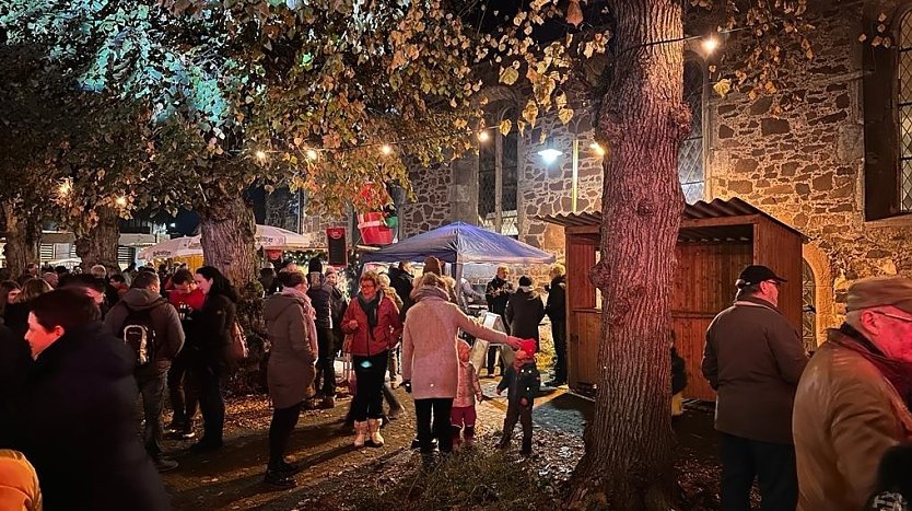 Bereits zum Weihnachtsmarkt war der Platz zwischen Ratskeller und Kirche gut besucht. Das soll auch zum Weihnachtssingen so sein. (Foto: T. Alscher)